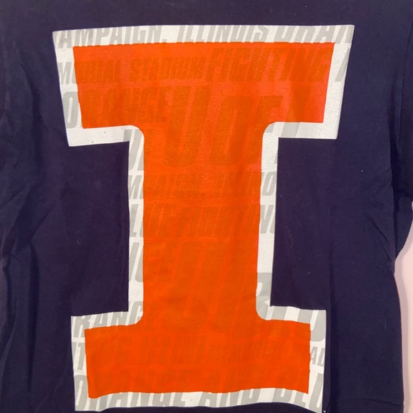 SOLD🌟 U of I short sleeve top - Picture 2 of 2